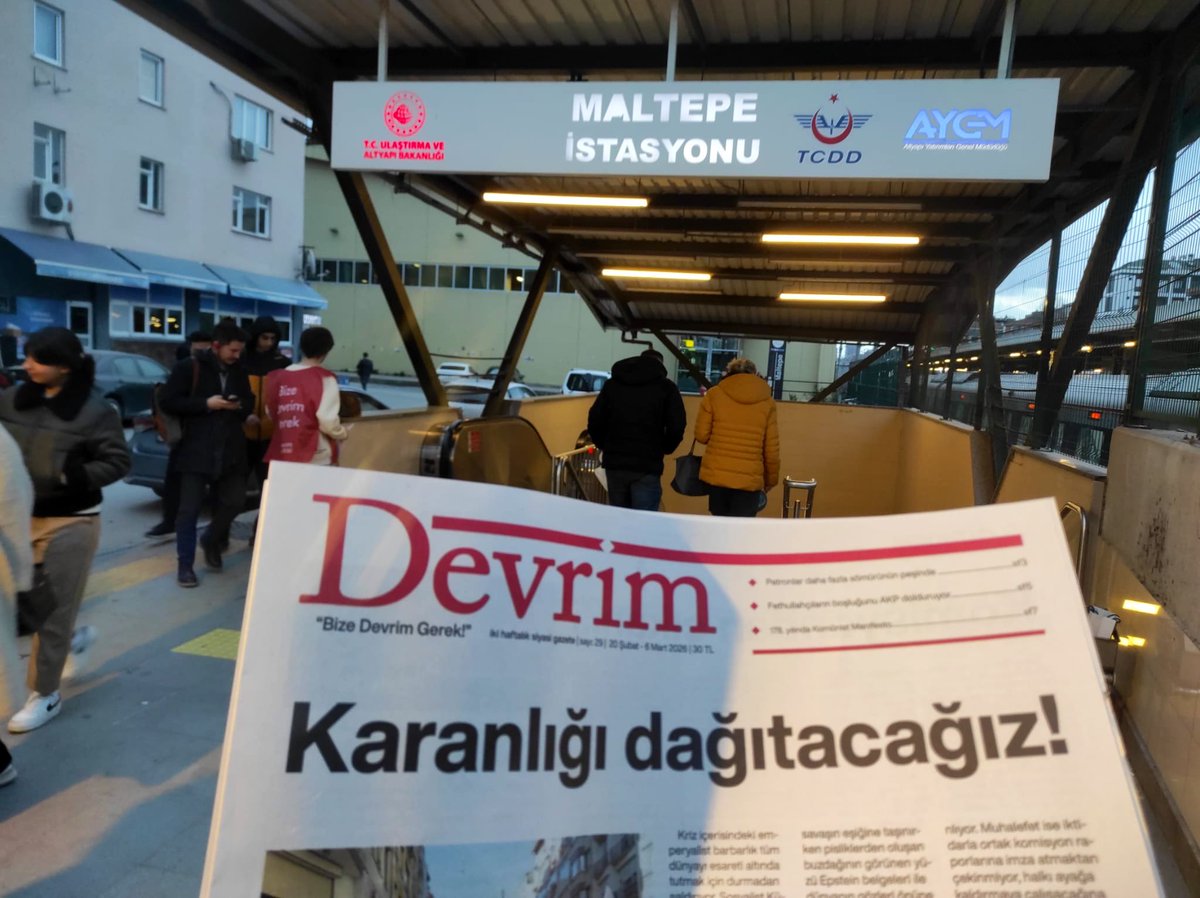 "Karanlığı dağıtacağız!" manşetiyle çıkan Devrim Gazetesi'nin yeni sayısı ile Maltepe’deydik.

Gazetemize ulaşmak için sosyal medya hesaplarımız veya il temsilciliğimiz üzerinden bizimle iletişime geçebilirsiniz.