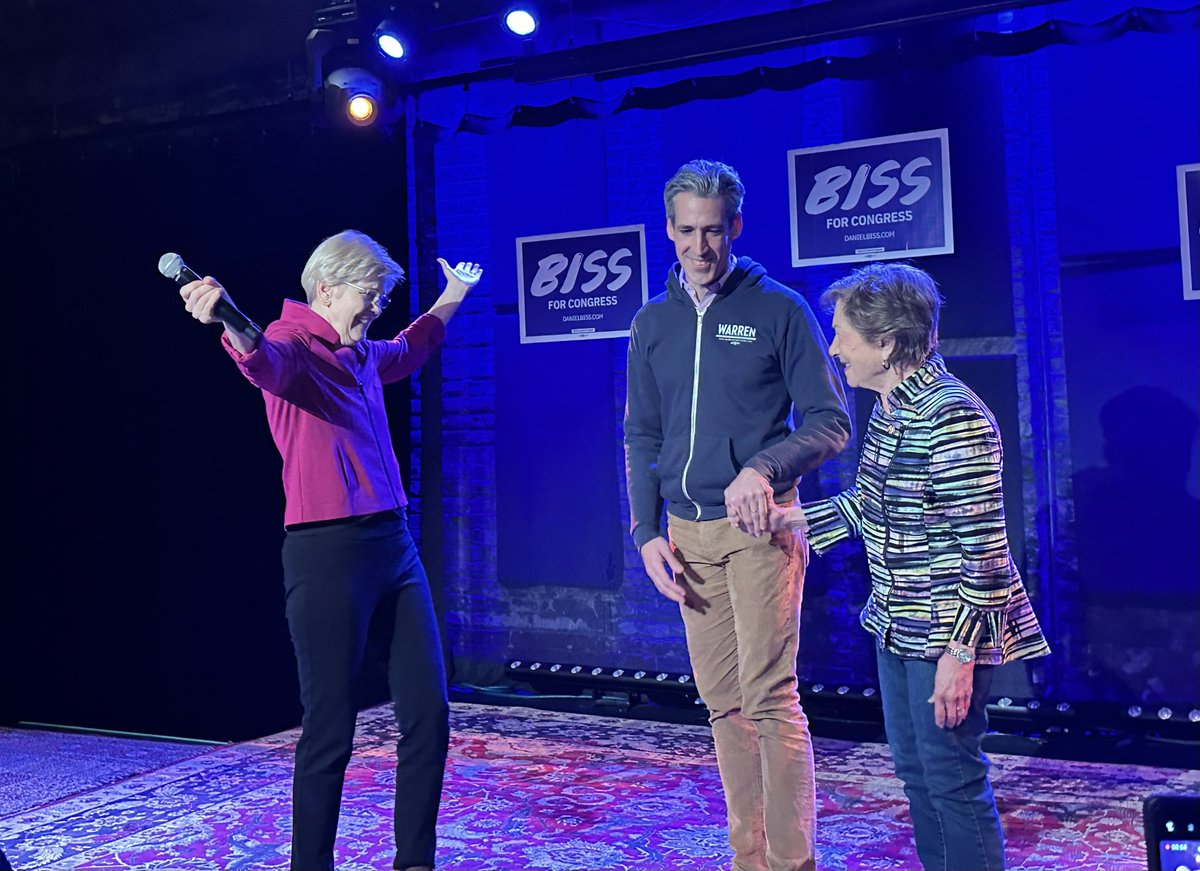 Warren stumping with Daniel Biss and the Dem he’s trying to replace, Jan Schakowsky #IL09