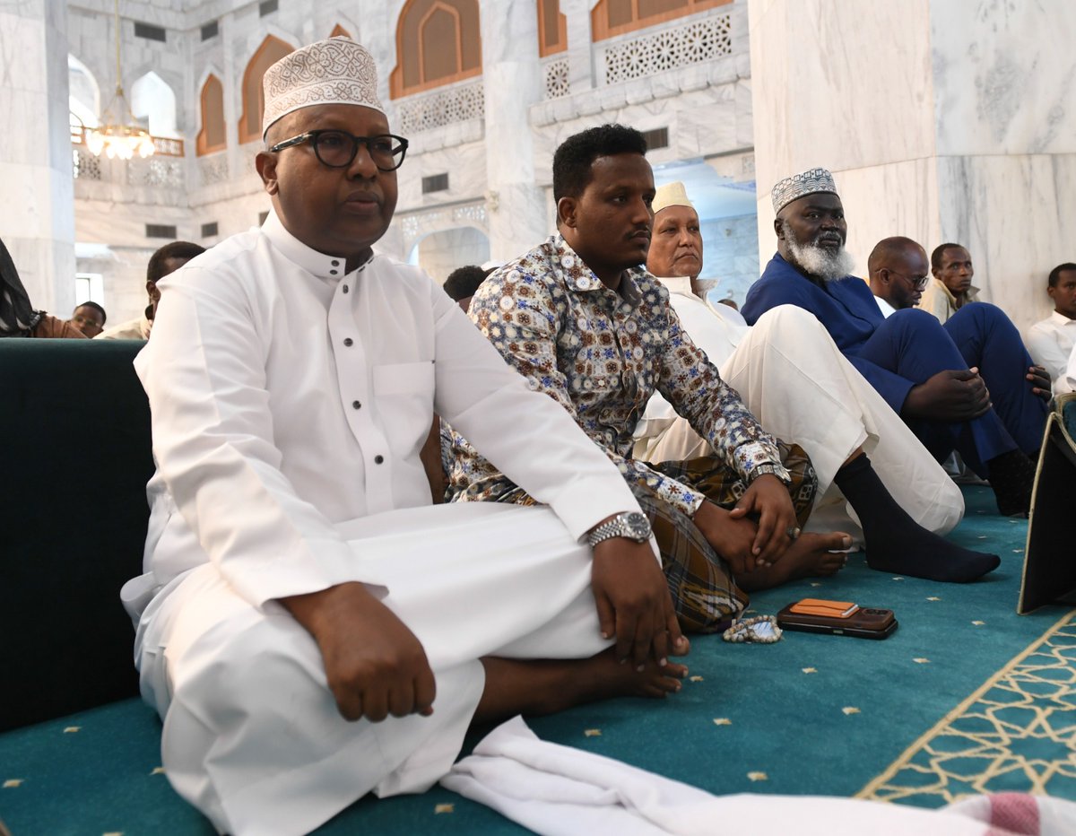 aussom_'s tweet photo. Wakiilka Gaarka ah ee Gudoomiyaha Golaha Midowga Afrika, ahna Madaxa AUSSOM Danjire El Hadji Ibrahima Diene, ayaa #maanta salaadii jimcaha kula tukaday masjidka Sheekh Cali Jimcaale ee magaalada #Muqdisho Wasiirka Gaashaandhigga, Amb. Axmed Macalin Fiqi (@AxmedMoFiqi) iyo La-taliyaha Amniga Qaranka, Danjire Awes Hagi Yusuf Ahmed (@HagiAwesAhmed).
Kadib markii ay soo dhamaatay salada jimcaha ugu danbeeya bishii barakaysnayd ee Ramadaan Danjire Diene ayaa si kooban ula hadlay Imaamka Masjidka Sheekh Dr. Cabdulkariim Ciise Cali. Wuxuu uga mahadceliyey hoggaanka uu umada u haayo, wuxuuna u rajeeyey inuu tixgalin, qadarin & is garab istaag u sameeyo bulshada ku dhaqan Muqdisho iyo dhamaan Soomaaliya.