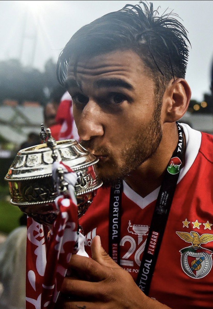 souooliveirawdd's tweet photo. O Benfica não vence uma Taça de Portugal há 9 anos.

Tem 4 Taças nos últimos 30 anos, mas a nova geração vai querer convencer-me que é normal. https://t.co/q2RVZHNzPT