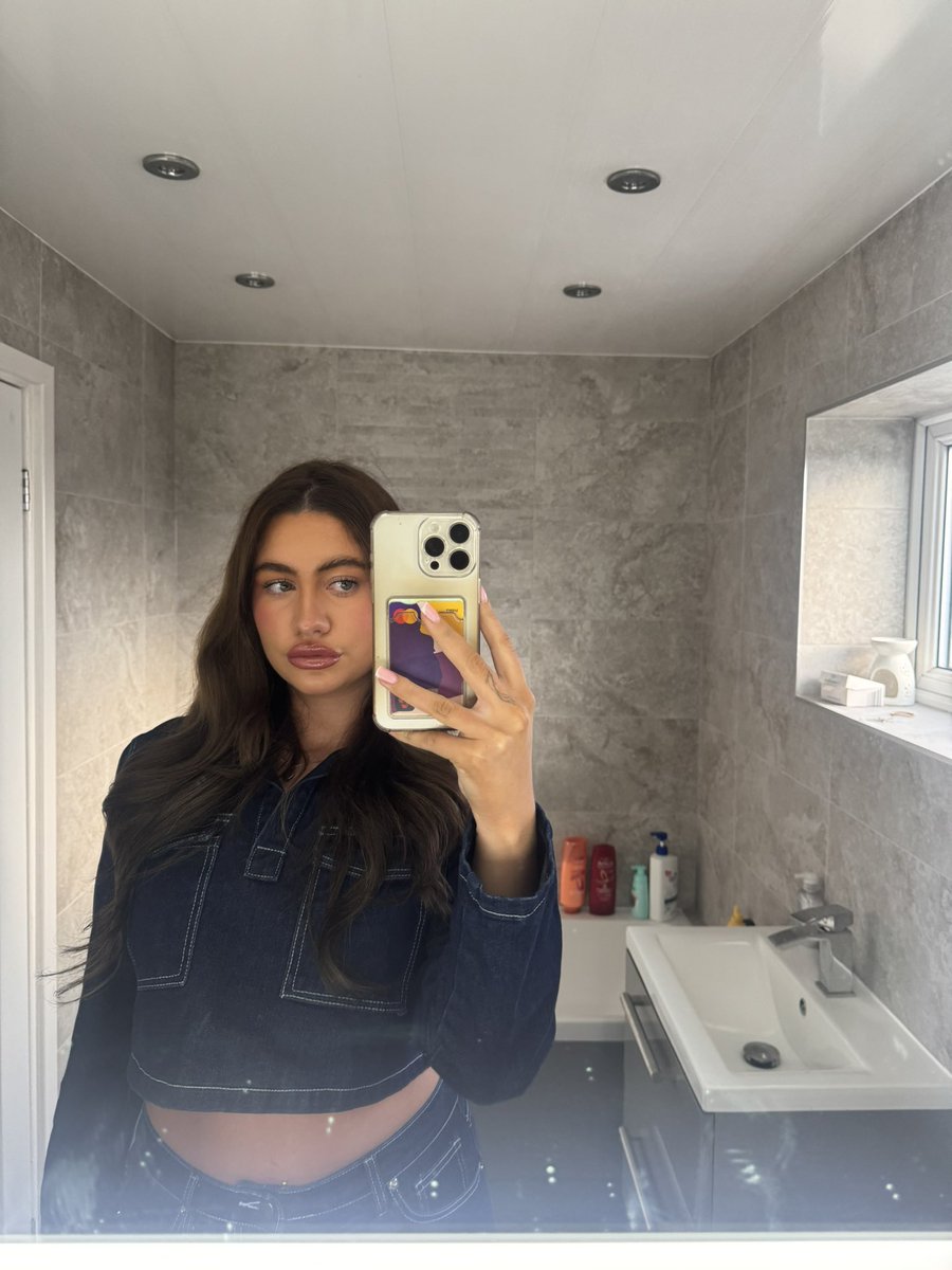 miawatsonx's tweet photo. 🍸🤍 https://t.co/Gk80YQR92i
