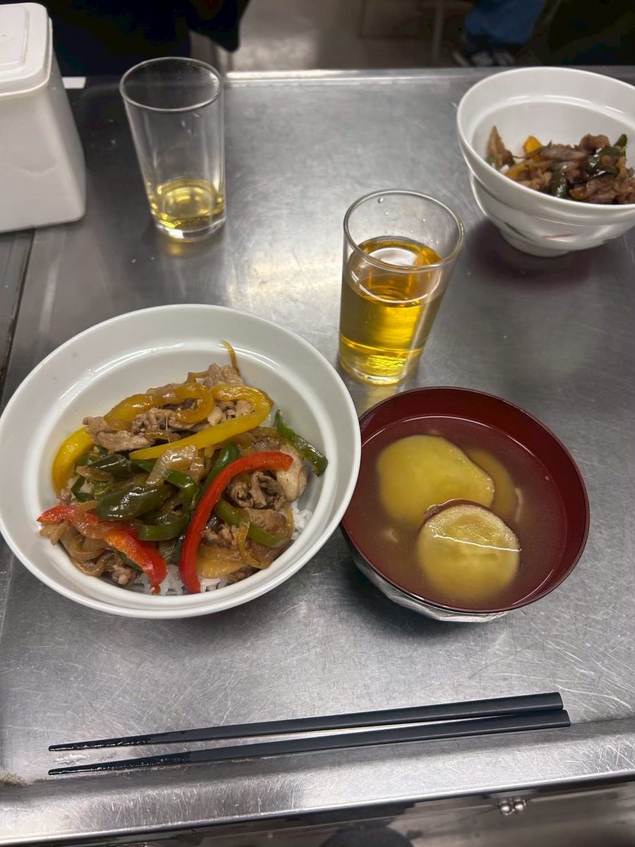 cookingkan's tweet photo. 2025/10/02通常活動　　　　　　　　　　　

【メニュー】

トントン丼　　
秋のコンソメスープ

講評75点
ご飯が進みすぎるトントン丼の味付けが絶品だった。コンソメスープがトントン丼の味わいをより深め相乗効果が生まれていた。
小鉢が欲しいと感じてしまい、品数の点から減点。他は完璧👌
#関大 https://t.co/KHG8bE4CI5
