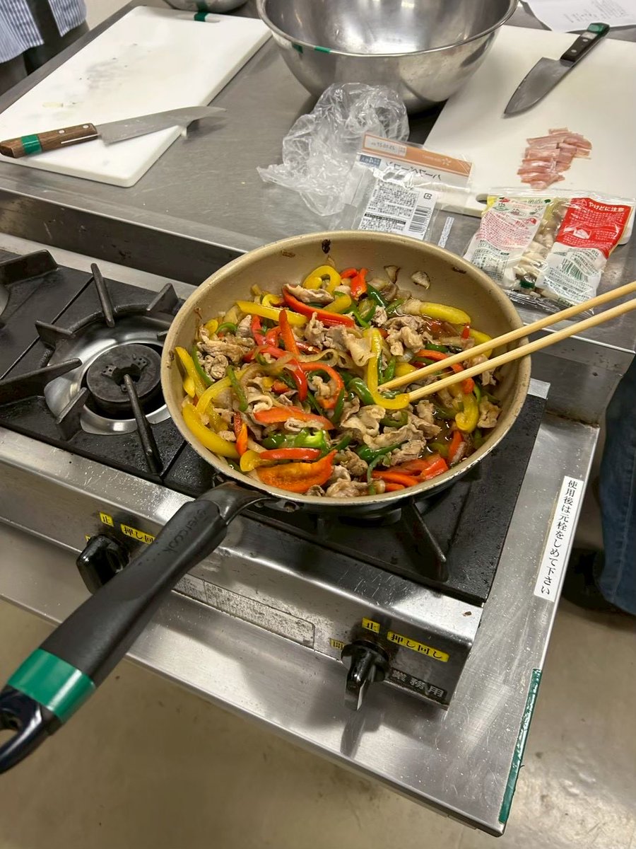 cookingkan's tweet photo. 2025/10/02通常活動　　　　　　　　　　　

【メニュー】

トントン丼　　
秋のコンソメスープ

講評75点
ご飯が進みすぎるトントン丼の味付けが絶品だった。コンソメスープがトントン丼の味わいをより深め相乗効果が生まれていた。
小鉢が欲しいと感じてしまい、品数の点から減点。他は完璧👌
#関大 https://t.co/KHG8bE4CI5