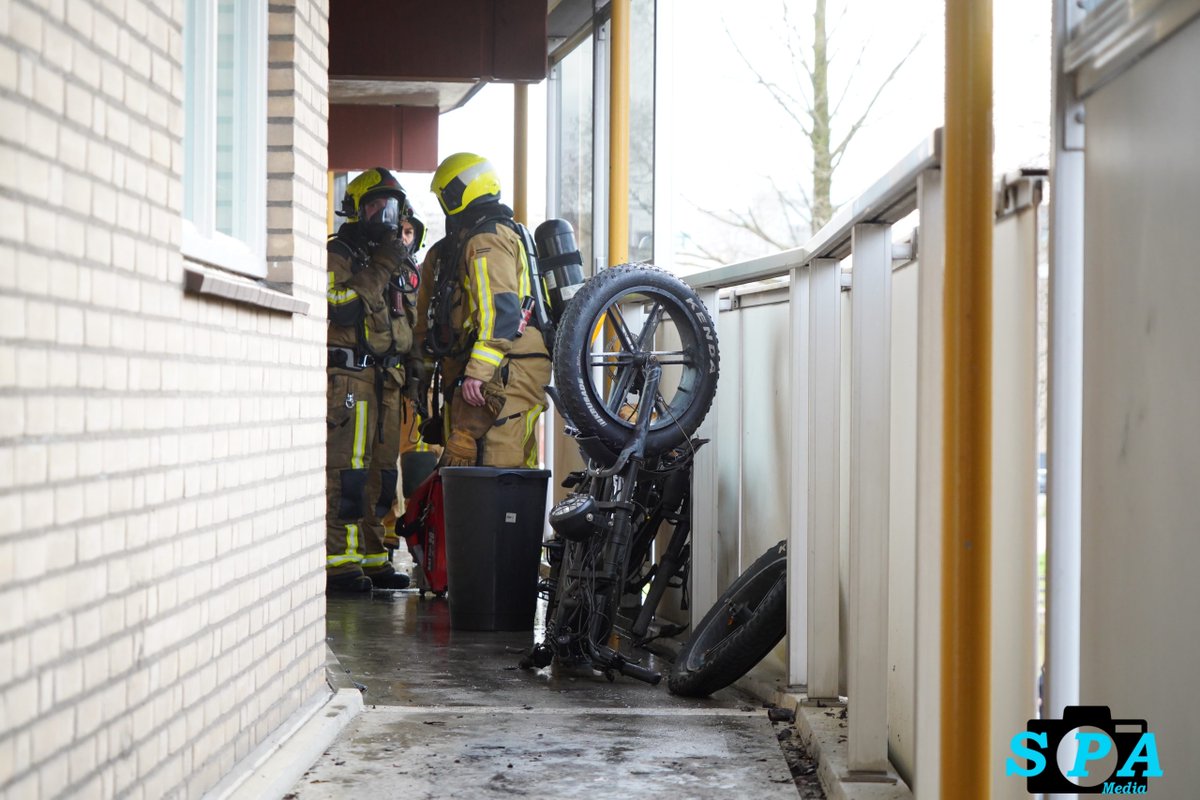 Drie fatbikes uitgebrand en kat overleden bij woningbrand