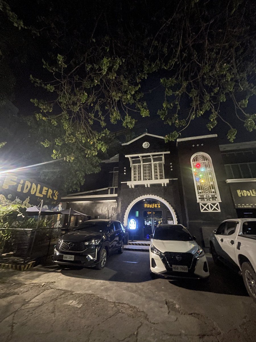 rairaiiclark's tweet photo. Just ordered the sooyaaa drink and sat on jisoo's chair at fiddlers cebu🥺 https://t.co/WbHA87IytC