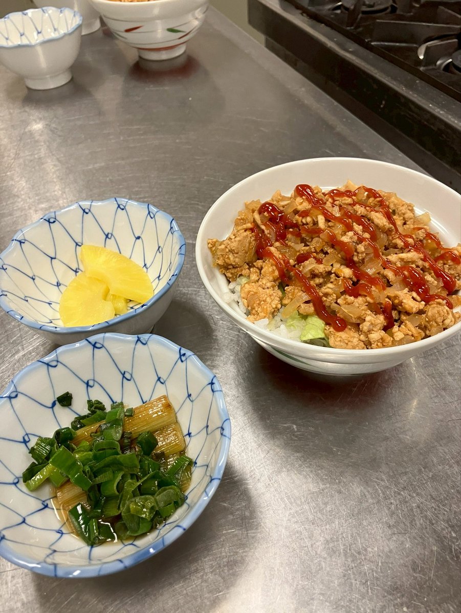 cookingkan's tweet photo. 2025/10/20通常活動

【メニュー】
沖縄風タコライス
ネギのおひたし
パイナップル

講評120点
この日は活動の隣で縁日が行われていてワクワクがおさまらなかった。出店も行われていて、買わずにはいられず、爆食い。
財布の紐が緩んでしまった。ここは反省。
活動で作った料理も美味しかった気がする https://t.co/TTFO7R61xE
