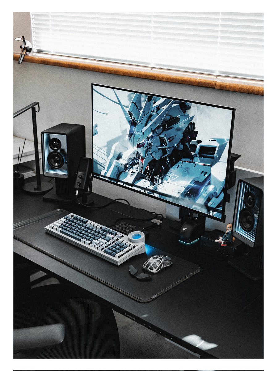 giusetup's tweet image. I'm not an huge fan of "blue" hues but.. BUT... since I've got my eyes on this set of keycaps I wanted it so bad. The details, the layers.
.
Just perfect.
.
Keycaps: The Wandering Earth II / keytok
Case: ATM98 / drystudios
.
#mechanicalkeyboard #keyboard #customkeyboard