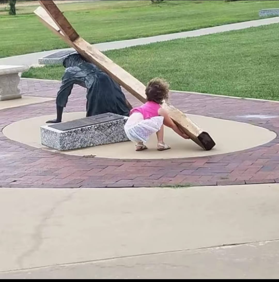 Contexto_Visual's tweet photo. Una niña vio una estatua de Jesús cayendo mientras cargaba la cruz.

Y corrió a ayudarlo.

Intentó levantar la cruz con sus pequeñas manos.

Nadie le dijo que era solo una estatua.
Nadie le explicó que era una representación.

Ella solo vio a alguien sufriendo…
y quiso aliviar su dolor.

Los adultos veían arte.

La niña vio a una persona que necesitaba ayuda.

Y en ese momento entendí algo incómodo:

Tal vez no es que los niños no entienden la fe.

Tal vez somos nosotros los que dejamos de entenderla.

Tal vez por eso Jesús dijo:

“Dejad que los niños vengan a mí.”