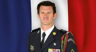 EmilieDefresne's tweet photo. On se doutait bien que #Macron était en plein préparatifs de guerre, en Ukraine ou ailleurs, quand le général Fabien #Mandon, chef d’état-major des armées françaises avertissait en novembre dernier que la #France devait "accepter de perdre ses enfants".
Sinon pourquoi Macron aurait-il expédié le porte-avion #charlesdegaulle en pleine guerre au Moyen-Orient, alors que personne ne lui demandait rien ?
Le résultat ne s'est pas fait attendre puisqu'aujourd'hui même sept soldats français en mission au #Kurdistan iranien ont été blessés, dont l'adjudant-chef #ArnaudFrion du 7e bataillon de chasseurs alpins de Varces, qui lui, est mort. Cela s'est passé dans la région d'#Erbil en #Irak suite à un tir de drone Shahed de la part d'une troupe de l'#EtatIslamique qui l'a revendiqué, en raison de la présence du Charles de Gaulle sur place.