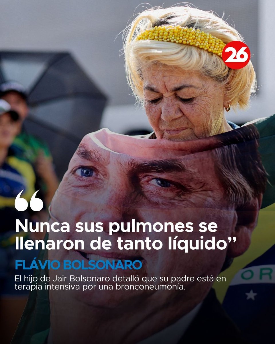 canal26noticias's tweet photo. 🚨🇧🇷 JAIR BOLSONARO FUE INTERNADO EN TERAPIA INTENSIVA POR UNA BRONCONEUMONÍA

El expresidente de Brasil, Jair Bolsonaro, fue internado en terapia intensiva en el hospital DF Star de Brasilia tras sufrir una bronconeumonía provocada por acumulación de líquido en los pulmones.

Su hijo, el senador Flávio Bolsonaro, explicó que los médicos detectaron una broncoaspiración de líquidos del estómago, lo que provocó que los pulmones se llenaran de líquido.

“Fue la vez más grave que fue internado aquí. Nunca sus pulmones se llenaron de tanto líquido”, afirmó.

Según detallaron los médicos, la condición es potencialmente peligrosa, ya que puede generar infecciones graves, fiebre y baja oxigenación en la sangre. Por el momento, no hay previsión de alta médica.