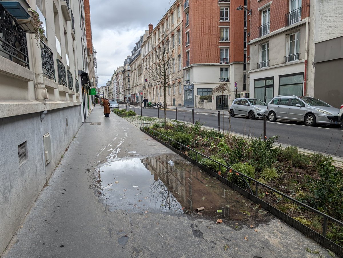 incroyablesther's tweet photo. Remarquez, ça ne dépareille pas avec la rue de Wattignies ! 🤦🤦 https://t.co/TNK8YCXb9c