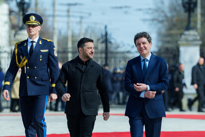 adzrumaenien's tweet photo. 🇷🇴🇺🇦 #Rumänien und die #Ukraine schließen eine strategische Partnerschaft: Zusammenarbeit in #Wirtschaft, #Verteidigung, #Energie, #Bildung und #Minderheitenrechten. Präsident Wolodymyr #Selenskyj traf in #Bukarest #NicușorDan und Ilie #Bolojan #StrategischePartnerschaft #EU https://t.co/Q19koxMmHT
