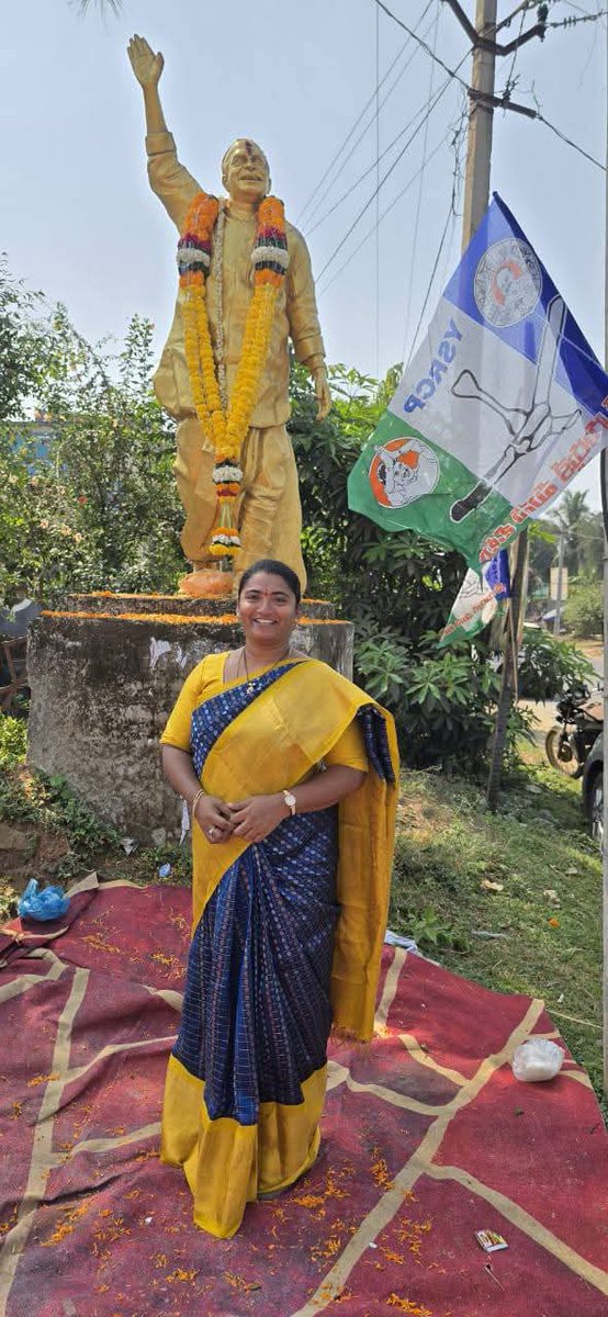 BudiAnuradha's tweet photo. అనకాపల్లి జిల్లా మాడుగుల నియోజకవర్గం కోటపాడు మండలం సింగన్న దొరపాలెం గ్రామంలో వైయస్సార్ కాంగ్రెసు పార్టీ 16 వ ఆవిర్భావ దినోత్సవ వేడుకల్లో పాల్గొని వైయస్సార్ కాంగ్రెసు పార్టీ రాష్ట్ర మహిళా విభాగం వర్కింగ్ ప్రెసిడెంట్ ఈర్లి అనురాధ గారు
#YSRCPFormationDay
#16YearsOfYSRCP https://t.co/WjplCJWnxY