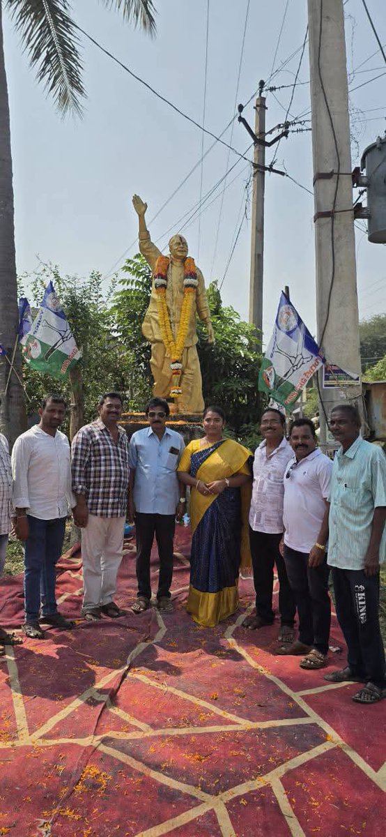 BudiAnuradha's tweet photo. అనకాపల్లి జిల్లా మాడుగుల నియోజకవర్గం కోటపాడు మండలం సింగన్న దొరపాలెం గ్రామంలో వైయస్సార్ కాంగ్రెసు పార్టీ 16 వ ఆవిర్భావ దినోత్సవ వేడుకల్లో పాల్గొని వైయస్సార్ కాంగ్రెసు పార్టీ రాష్ట్ర మహిళా విభాగం వర్కింగ్ ప్రెసిడెంట్ ఈర్లి అనురాధ గారు
#YSRCPFormationDay
#16YearsOfYSRCP https://t.co/WjplCJWnxY