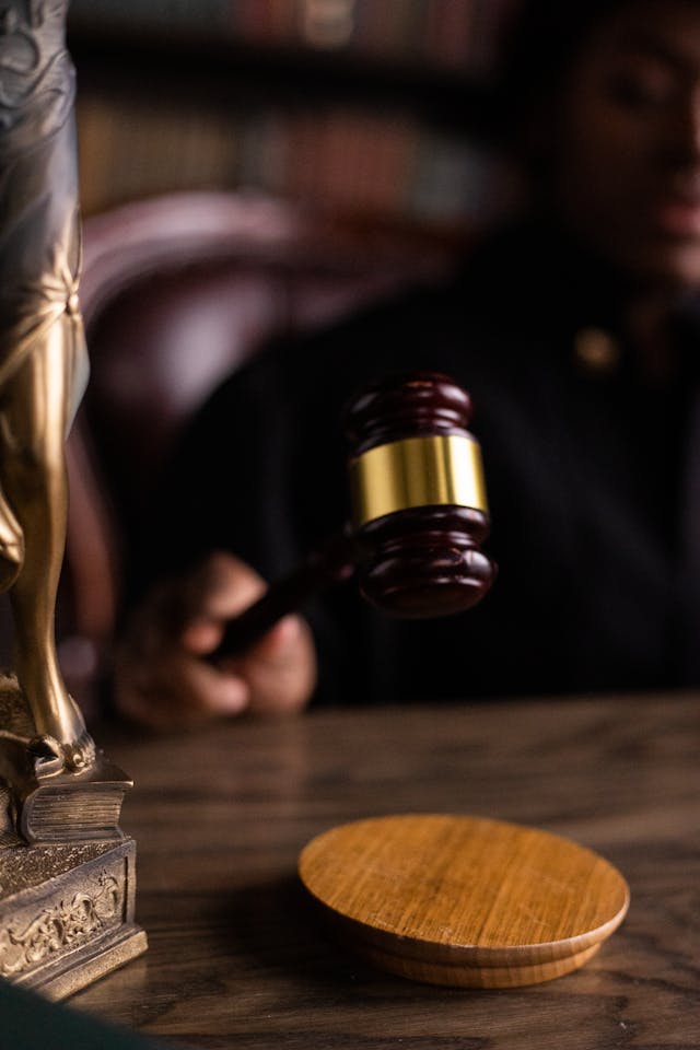 SSRN's tweet image. "Against General Law Constitutionalism" by Macey, Ramakrishnan &amp;amp; Richardson questions whether unwritten "general #law" can meaningfully be incorporated into the Constitution. Warns of risks to judicial supremacy and #constitutional stability spkl.io/6014AIQEK