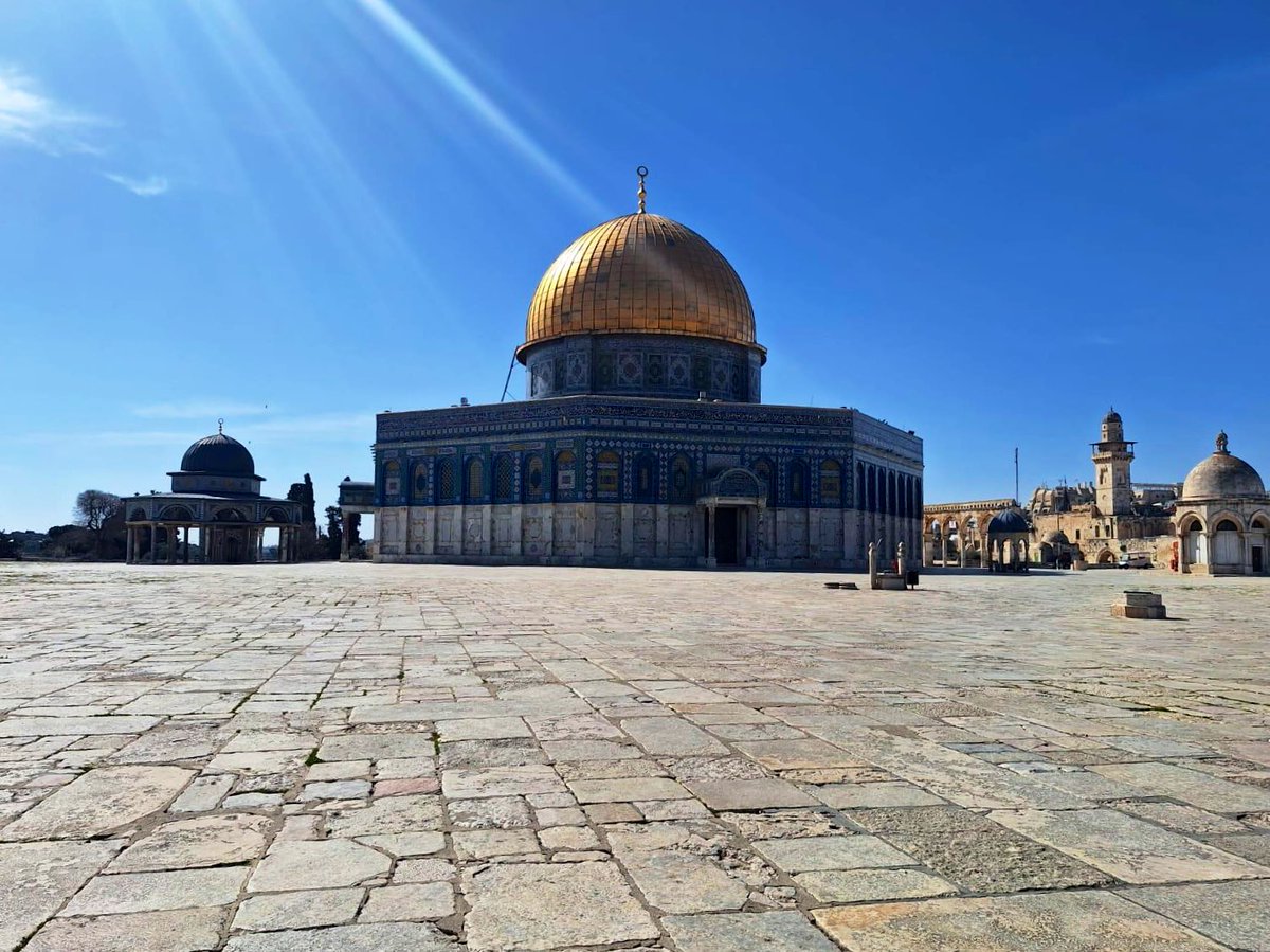 Muslim's tweet photo. 🚨 Al-Aqsa Mosque has been shut for 14 days, including the final Friday of Ramadan.

Palestinians prayed at the nearest point they could reach outside the mosque. https://t.co/gzGjRFiPut