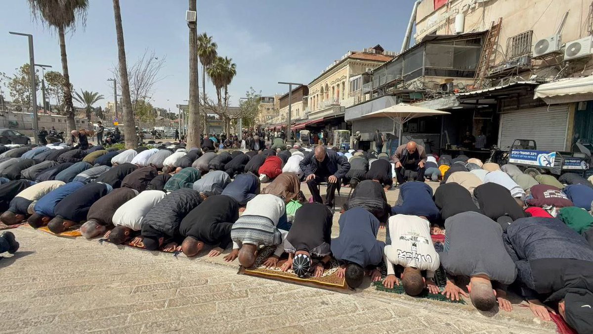 🚨 Al-Aqsa Mosque has been shut for 14 days, including the final Friday of Ramadan.

Palestinians prayed at the nearest point they could reach outside the mosque.