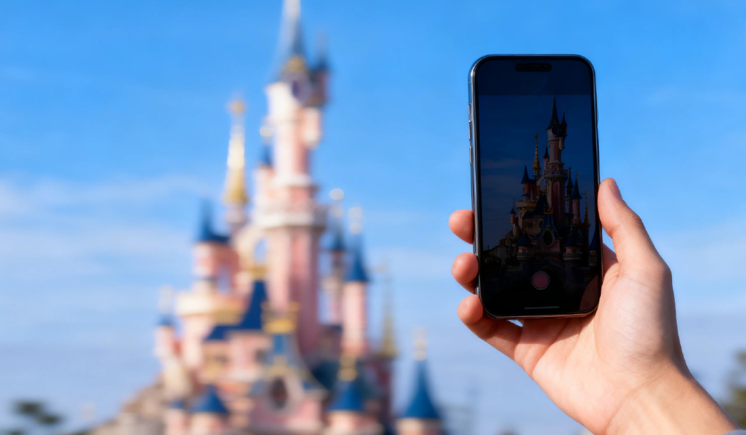 DLPWelcome's tweet image. FR : Voici la seule chose encore autorisée par Disneyland Paris avec leurs nouvelles restrictions de tournage. 📸🚫
EN : This is the only thing Disney Paris still allows under their new photo and video rules. 📽️🚫
#DisneylandParis #DLP #DisneyParks