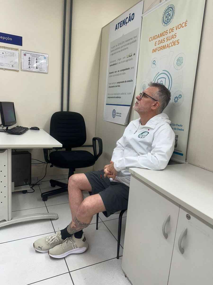 Rapaziada, sobre a saúde do meu coração 💚
No dia 10/08, no jogo Palmeiras x Ceará, no Allianz, sofri um infarto e precisei colocar 2 stents.
De lá para cá, comecei uma preparação para uma cirurgia cardíaca, na qual seriam feitas duas pontes e a mamária.
No dia 05/02, fiz a