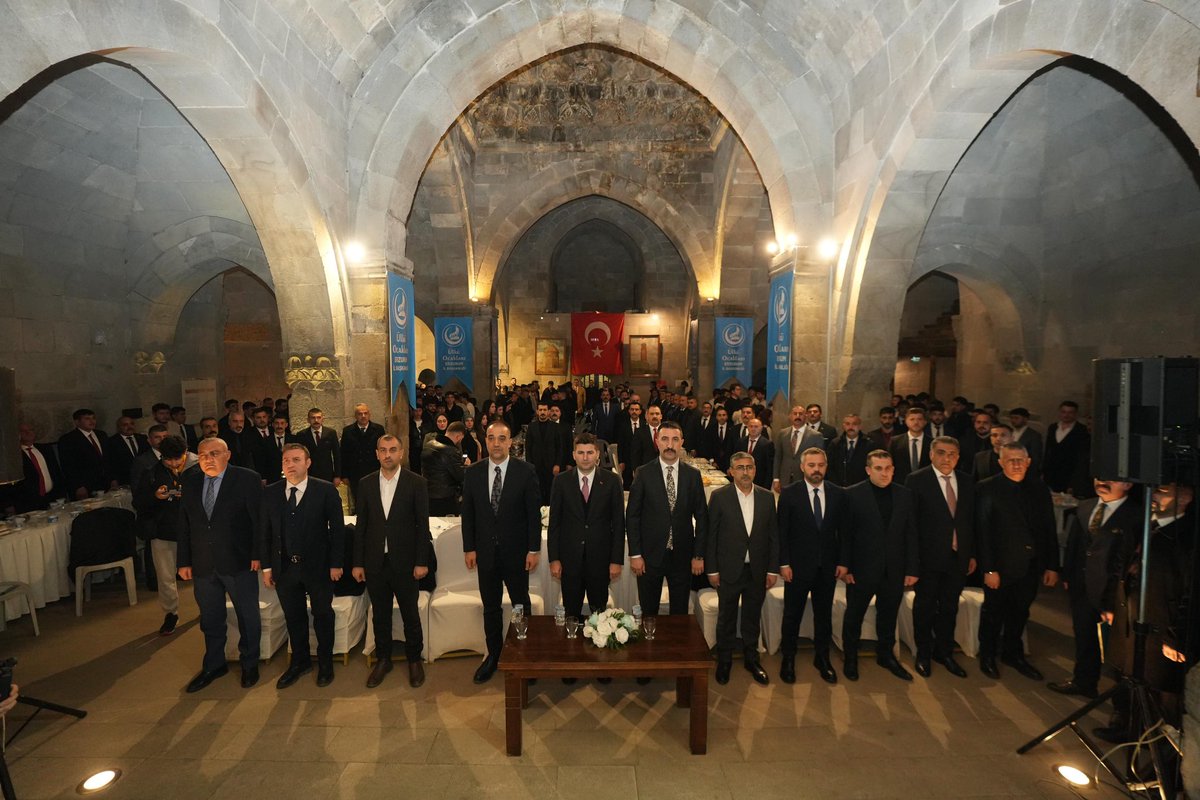 ayyildirim1's tweet photo. Ülkü Ocakları Erzurum İl Başkanlığımızın tertip ettiği “12 Mart Kurtuluştan Berekete” Geleneksel İftar ve Sertifika Takdim Töreni’nde, Ramazan-ı Şerif’in bereketini dava arkadaşlarımızla birlikte idrak ettik.

Millî Eğitim Bakanlığı ile imzalanan protokol çerçevesinde; “Çalışanların İş Sağlığı ve Güvenliği”, “İslam Sanatları”, “Trafik Güvenliği”, “Kırsal Turizm Etkinliği”, “Microsoft Office Programları” alanlarında düzenlenen eğitimleri tamamlayan 200 gencimiz sertifika almaya hak kazandı.

Gençlerimizi tebrik ediyor, başarılarının devamını diliyorum. 🇹🇷