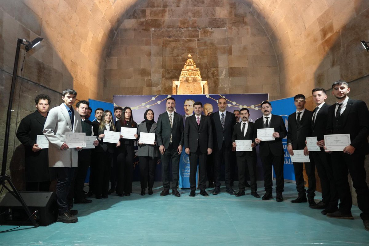 ayyildirim1's tweet photo. Ülkü Ocakları Erzurum İl Başkanlığımızın tertip ettiği “12 Mart Kurtuluştan Berekete” Geleneksel İftar ve Sertifika Takdim Töreni’nde, Ramazan-ı Şerif’in bereketini dava arkadaşlarımızla birlikte idrak ettik.

Millî Eğitim Bakanlığı ile imzalanan protokol çerçevesinde; “Çalışanların İş Sağlığı ve Güvenliği”, “İslam Sanatları”, “Trafik Güvenliği”, “Kırsal Turizm Etkinliği”, “Microsoft Office Programları” alanlarında düzenlenen eğitimleri tamamlayan 200 gencimiz sertifika almaya hak kazandı.

Gençlerimizi tebrik ediyor, başarılarının devamını diliyorum. 🇹🇷
