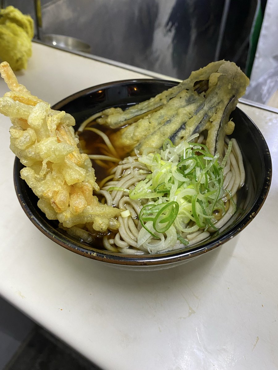 halkey1496's tweet photo. 本蓮沼駅　そばひろ

なす天、きんぴら天そば　¥760
夢にまで出てくるぐらい食べたかったぜぇ〜
この素晴らしい盛りをご覧あれ

#tachisoba #路麺 #駅そば https://t.co/4Ws2F9vmDS