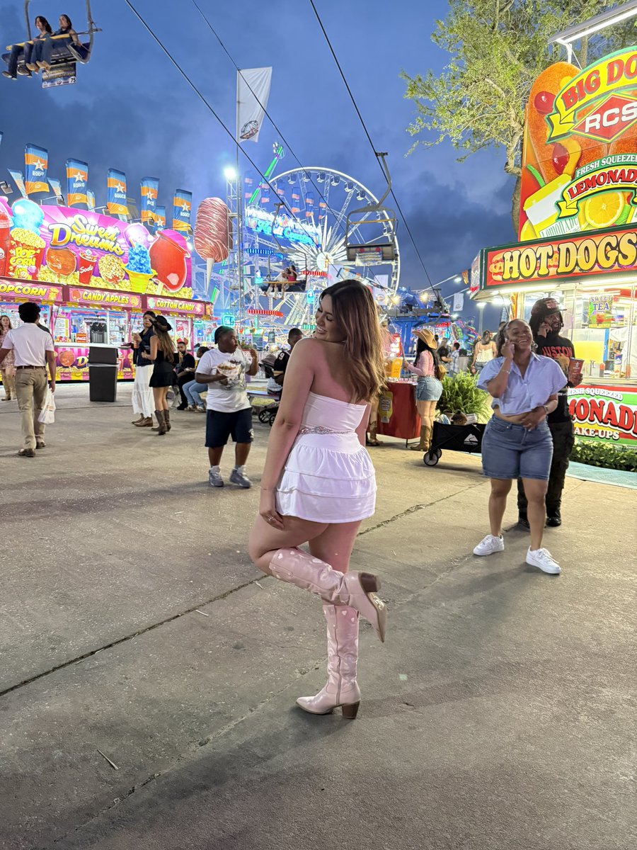 NoteToCarolina's tweet photo. Megan at the rodeo 💗 https://t.co/eyCId2HTG2