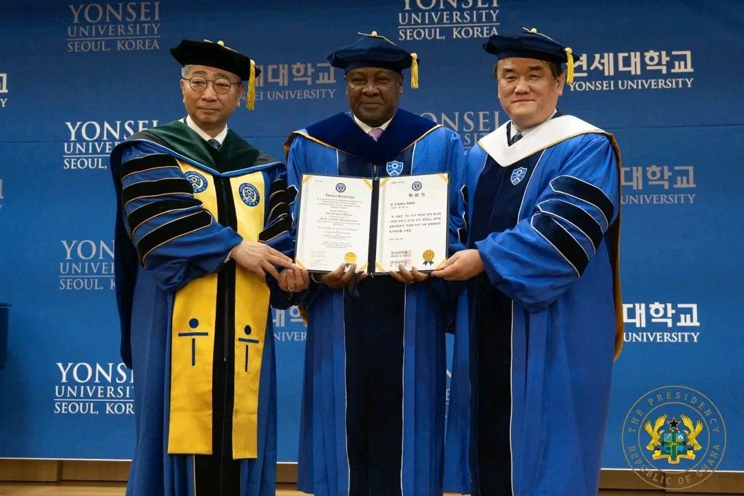 vol_studios's tweet photo. 📍📍ATTENTION PUBLIC📍📍

President John Dramani Mahama, an alumnus of the University of Ghana, has been awarded an honorary doctorate degree in Public Administration by Yonsei University in Seoul, South Korea. 

Stay tuned.✅ https://t.co/vmS731ZnQn