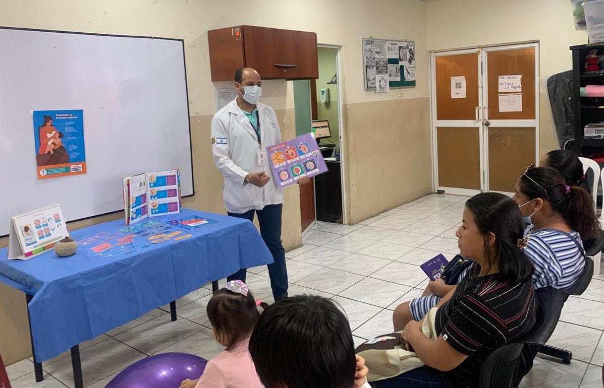 Salud_Guayas's tweet photo. En el Centro de @Salud_Ec #MarthaDeRoldós el personal de salud realizó un conversatorio  con integrantes del Grupo de apoyo a la #LactanciaMaterna sobre:
🤱🏻Problemas comunes durante la lactancia
👶✨ Técnicas de agarre y amamantamiento
🩺Manejo y prevención de la mastitis https://t.co/DU28xdylDF