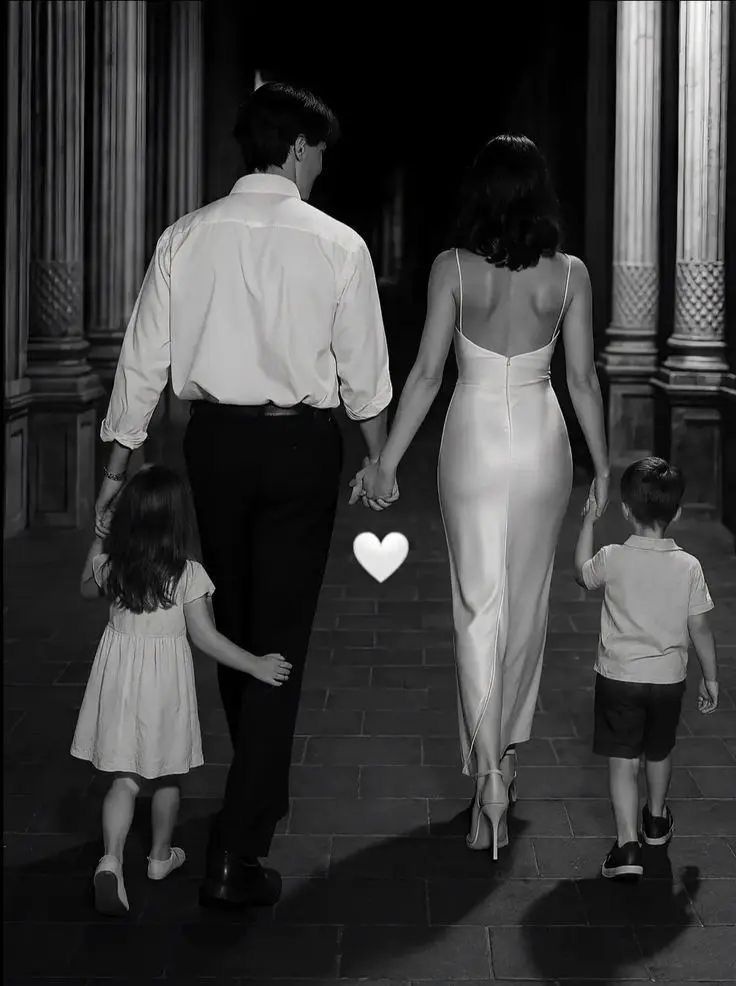 m118601's tweet photo. Un Mundo de Luz
Caminamos despacio, mano con mano,
guiando sus pasos con fe y devoción,
mientras el tiempo se vuelve un regalo
que brota directo del corazón.
No hay sombra que opaque su brillo constante,
mientras ellos llenan nuestro camino de luz. 🥰🎁♾️ https://t.co/Y2qR0ujwC8