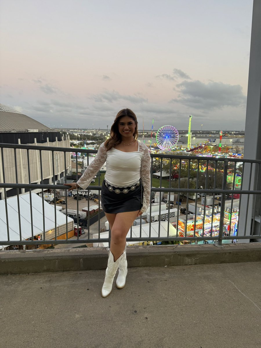 NoteToCarolina's tweet photo. J Balvin at the rodeo 🎡 https://t.co/Ttq6y1SQ4H