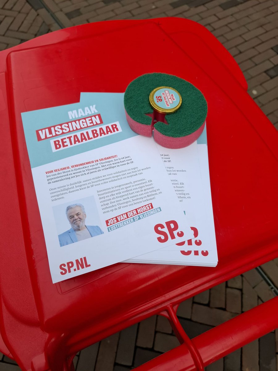 VlissingenSP's tweet photo. Hoewel de SP een uitgesproken tegenstander is van marktwerking( vooral op het gebied van zorg en wonen) waren de kandidaten vrijdagmiddag toch te vinden op de markt in Vlissingen. Veel positieve reacties aan het adres van SP Vlissingen die de mensen trakteerden op chocolademunten https://t.co/xWkSoTk9nW