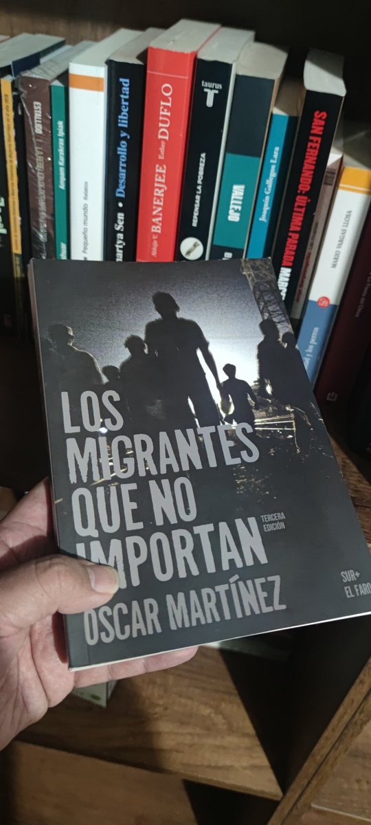 JoriGar's tweet photo. Un libro más en la biblioteca. 
Como tantos que describen la realidad de "la mafia" en otros países, resulta útil para entender lo que pasa en el Ecuador y la forma como reacciona el Estado. https://t.co/j1sQlb7FPg