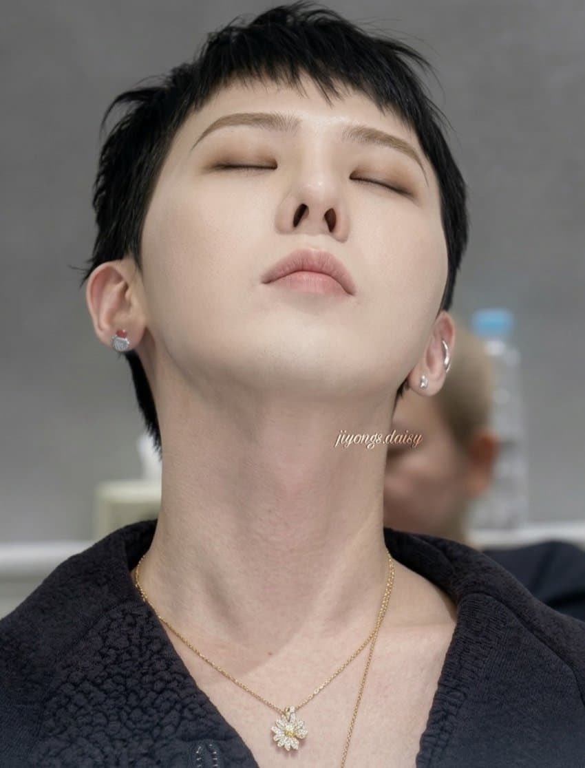 권지용 얼굴 tweet media