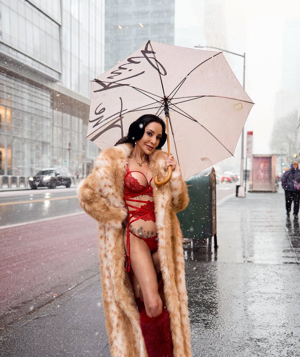 clair_st45479's tweet photo. Aquarius women believe in soulmates — we just refuse to chase them through NYC winter.❄️ 
#Aquariuswoman #SoulmateEnergy #NYCSnow #NYCVibes https://t.co/SmhccSoH9V