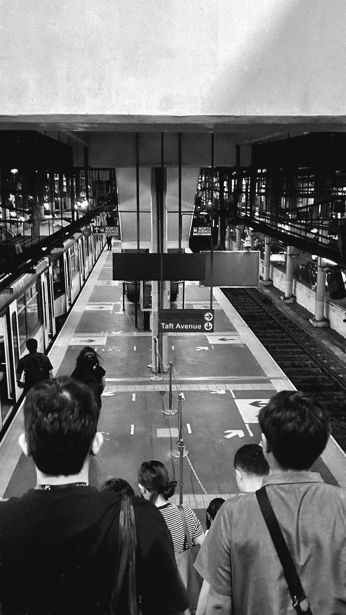 imsupervinn's tweet photo. Kanina, habang palabas ako at pasakay ng LRT para mag-transfer to MRT—rush hour, of course. Ang daming tao, lahat nagmamadali, lahat may hinahabol na oras. https://t.co/k8hronolO9
