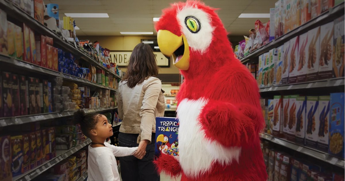 HeartandStroke's tweet photo. Snacks marketed to kids may look healthy, but packaging can be misleading. Many of these treats are ultra-processed foods, making up over 60% of the calories that some kids consume. 
This #NutritionMonth, learn more about #Marketing2Kids: https://t.co/1J9Ajah8wH https://t.co/ysrBt2h8tT