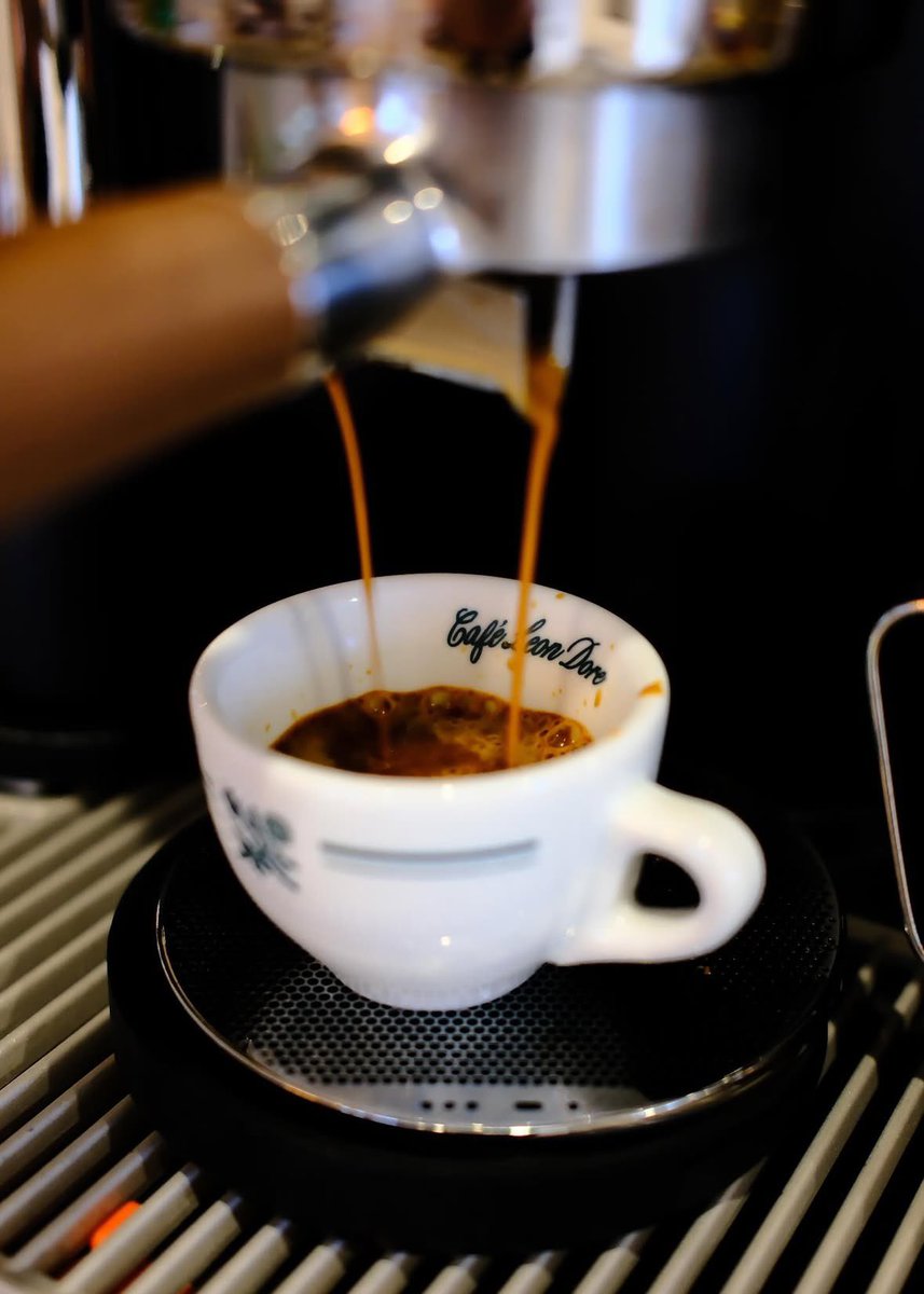 Любители кофе, есть вопрос.
Какаю бы вы кофе машину предпочли для приготовления кофе: Рожковую или автомат?
Я не гурман, но люблю хороший эспрессо, иногда флэт вайт.
Несколько лет использую автоматическую Jura Impressa C55.