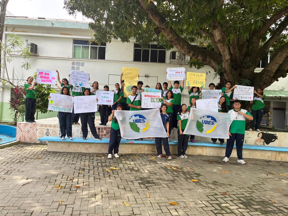 ubesoficial's tweet photo. No Norte do Brasil tem secunda em luta! 💪🏾
No Amazonas, estudantes foram às ruas no Dia Nacional de Paralisação por mais investimentos na educação pública e melhores condições nas escolas.
#Ubes https://t.co/lrwZ383NDU