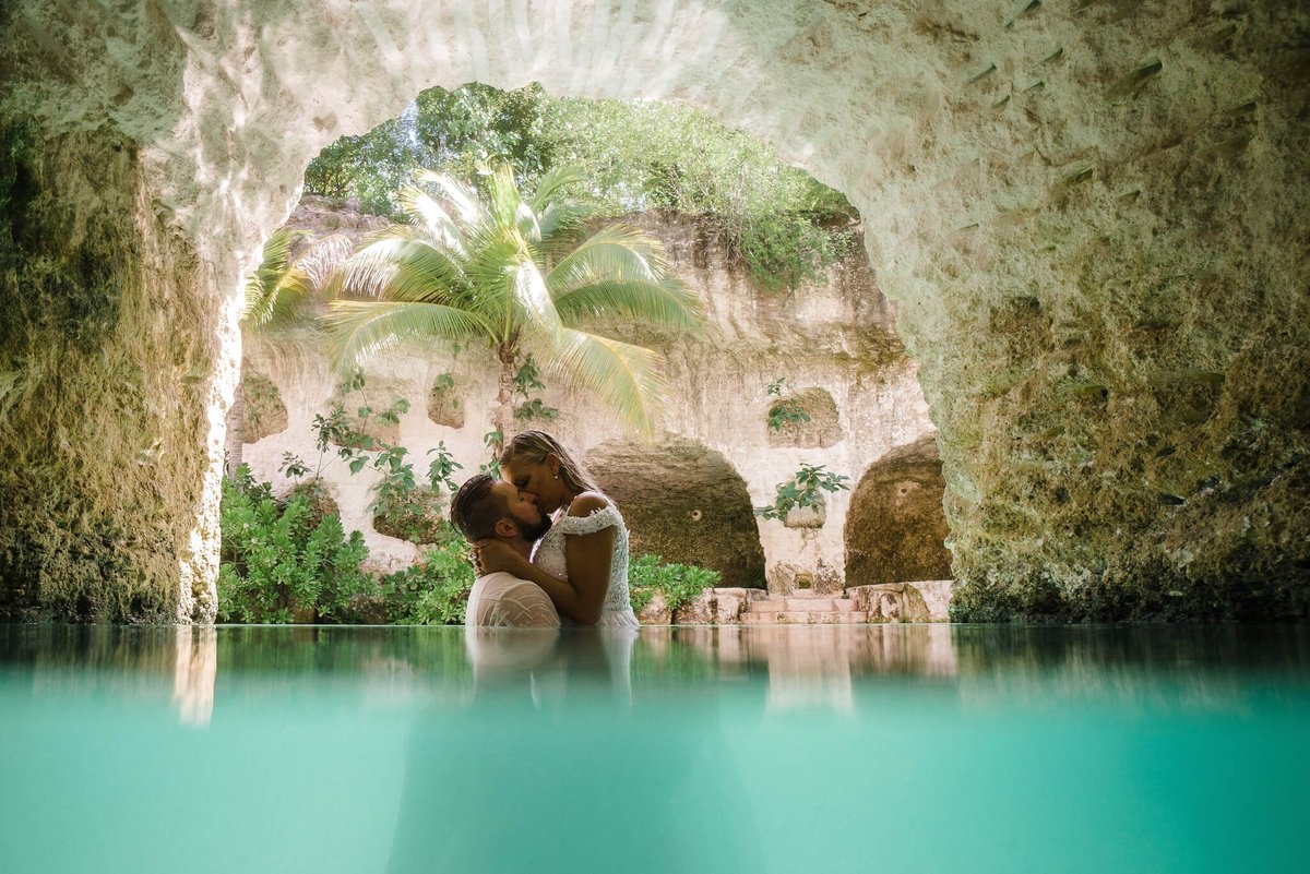 PixanPhoto's tweet photo. Xcaret Wedding 2026-2027 just got easier.  

We revealed the 7 insider secrets most couples miss (hotels, light, timelines &amp; that epic cenote Trash the Dress).  

Shot 100+ weddings here — this one’s for you.  

Read now 👇  
https://t.co/Ck1h0cqjmp

#XcaretWedding https://t.co/o612DJGpId
