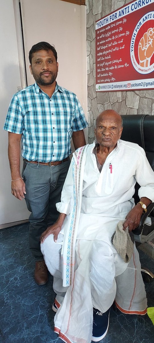 devendar81's tweet photo. రెండు పర్యాయలు గెలిచి ఎలాంటి స్వార్ధం లేకుండా నిస్వార్ధంగా జీవించిన వ్యక్తి కామ్రేడ్ కొండిగారి రాములు గారు..నిరాడంబర జీవితాన్ని గడిపిన ప్రజల మనిషి..నేను చూసిన నిజాయితీకి నిదర్శనం..
నేను చూసిన నిప్పులాంటి మనిషి..
నేను చూసిన అతి సాధారణ నాయకుడు..
వారి మరణం బాధాకరం.. 🙏🙏 https://t.co/bzN55opsD1