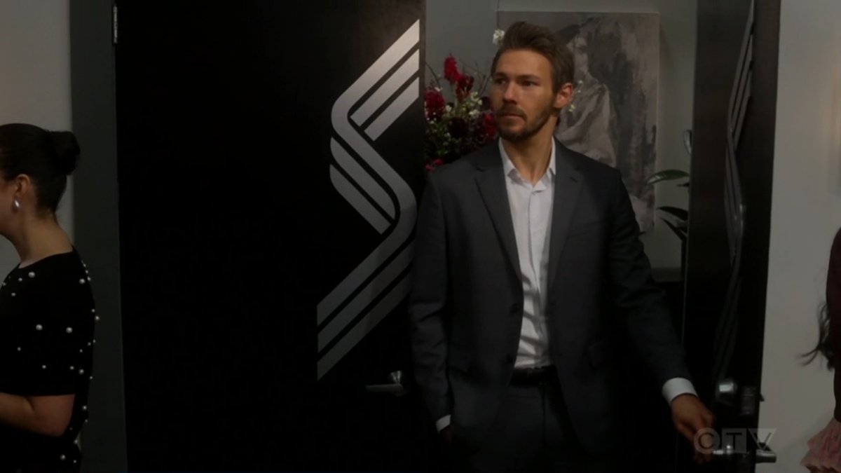 SoapsSpoilers's tweet image. Hope is trying to get Liam to stop them from using Eric's designs as though he has any say whatsoever in Katie's company. Brooke, Ridge and Eric are all indignant about a legit business deal. They look like fools!  #BoldandBeautiful