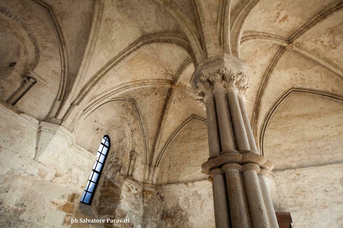 ArteCalabria's tweet photo. arte cistercense:
Sala capitolare del 1221 nell'antica abbazia benedettina di Santa Maria della Matina a San Marco Argentano (CS).
L'abbazia fu fondata dai benedettini intorno al 1060 per poi passare all'ordine cistercense.
#Calabria #arte #gotique #heritage #beauty #abbey #art https://t.co/H7Qco2QjUi
