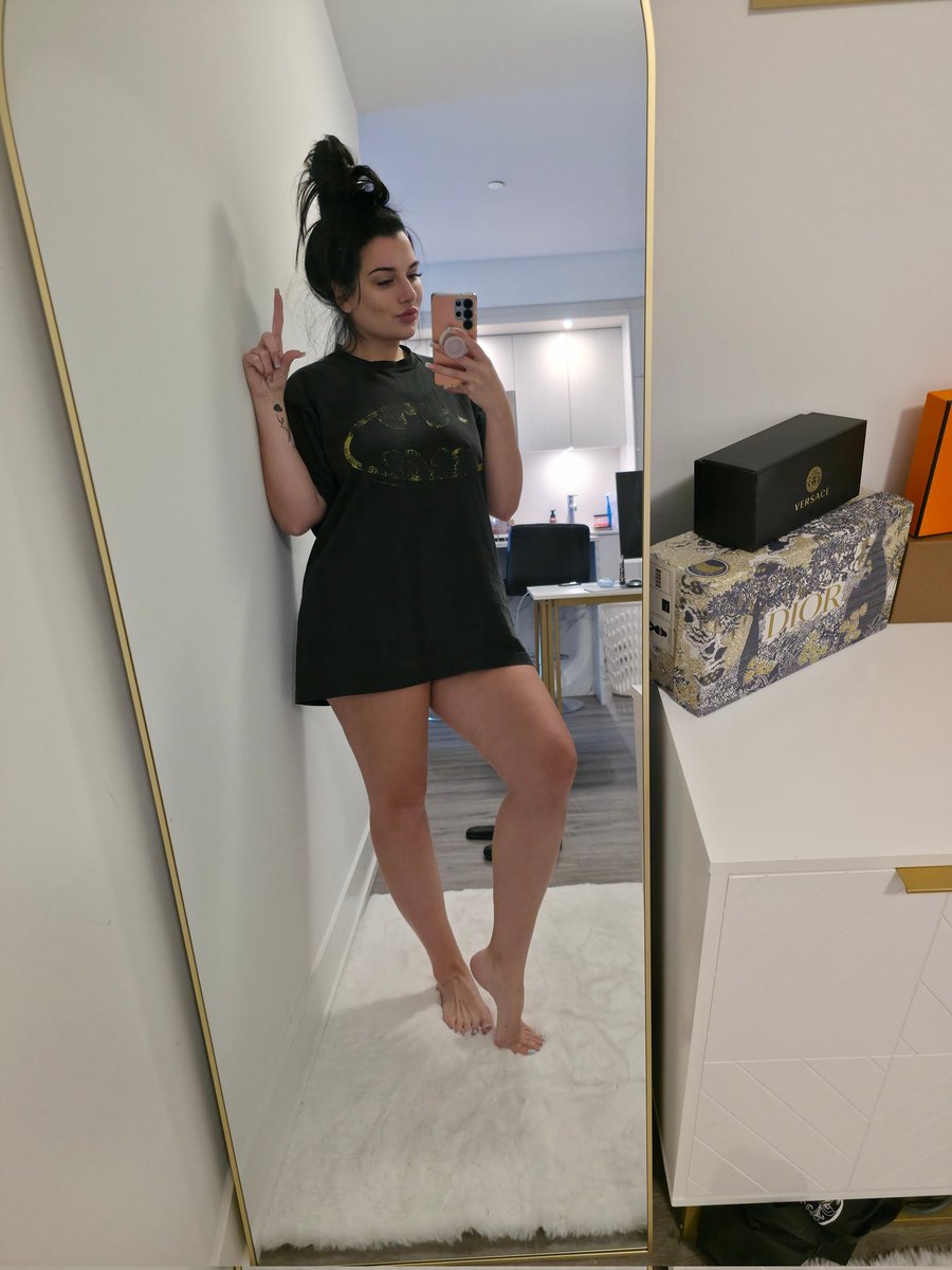 Worship_Ariana's tweet photo. This is what I look like while I'm taking your money btw. https://t.co/xerUC9TGTg
