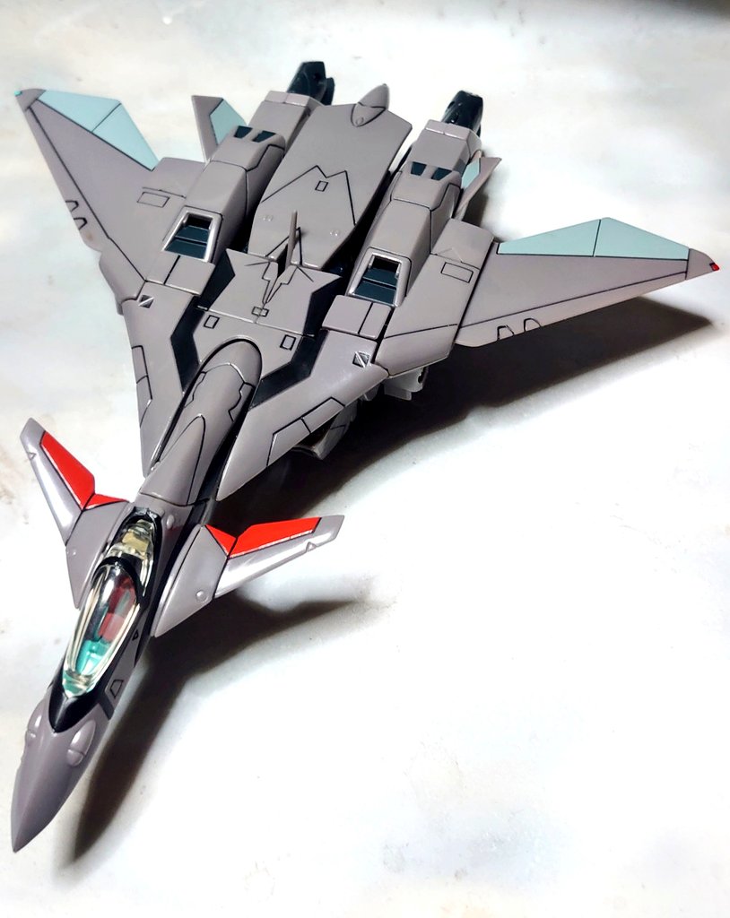 taskforce74205's tweet photo. その2、【やまと 1/72VF-11サンダーボルトII】(*´ー｀*)

側面の翼移動用可動タブが目立つが、ボリュームは流石！
全長24.5cmじゃから、正確には1/63でんがな(笑)
でも1/60表記で29cm、1/53位じゃから……まぁ許容範囲？

色々改造考えてたけど、もうデカさにクラクラですわw
#macross
#マクロスプラス https://t.co/f35siZFDhh