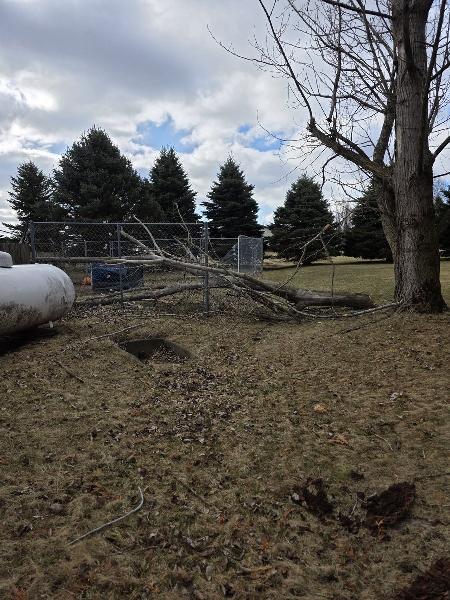 crayforddl's tweet image. Happened near Paw Paw. I was also about 10' away when it did so that was fun lol