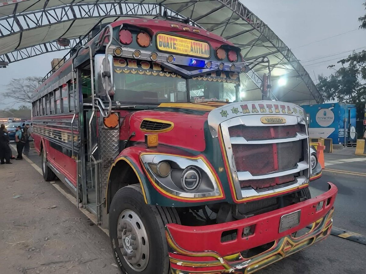 🚨 Ataque mortal | Una mujer fue asesinada dentro de un bus del transporte colectivo en el km 60 de la ruta CA-2 entre Siquinalá y Escuintla. La víctima fue identificada como Aura Estela Corzo Pérez, de 34 años. El atacante huyó en motocicleta. 🚨