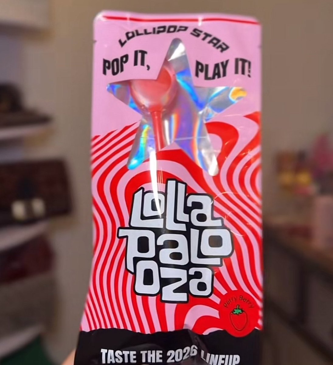 Lollapalooza lollipops will be given out around Chicago this weekend, with each lollipop having a song from an artist on the 2026 lineup!

📸: senecasdiary (TikTok)