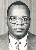 thomasjkibwana's tweet photo. Pumzika kwa Amani, Gavana Idris M. Rashid, Gavana wa nne wa Benki Kuu ya Tanzania.

Dkt. Rashid alijiunga na Benki Kuu ya Tanzania mwaka 1972 baada ya kuhitimu masomo yake katika Chuo Kikuu cha Dar es Salaam, akianza safari ndefu ya utumishi katika sekta ya fedha ya Tanzania.

Mnamo Januari 1992, aliteuliwa kuwa Mkurugenzi Mtendaji wa Benki ya Taifa ya Biashara (NBC), ambayo wakati huo ilikuwa benki kubwa zaidi ya biashara nchini na inayomilikiwa na serikali.

Akiwa na umri wa miaka 45, Dkt. Rashid aliteuliwa kuwa Gavana wa nne wa Benki Kuu ya Tanzania, akihudumu katika nafasi hiyo kuanzia mwaka 1993 hadi 1998.

Katika kipindi cha uongozi wake, Tanzania ilikuwa inapitia mabadiliko makubwa ya kiuchumi, ikielekea katika mfumo wa uchumi unaoongozwa na soko. Wakati huo pia sekta ya fedha ilikuwa inapitia mageuzi na ufunguzi wa mfumo wa benki (banking liberalization). Kama Gavana, Dkt. Rashid alisimamia sera za fedha na kusaidia kuongoza benki kuu katika kipindi ambacho kilihitaji usimamizi madhubuti wa taasisi za kifedha na uimarishaji wa mfumo wa benki.

Tukio moja muhimu lilitokea mwaka 1995, wakati Benki Kuu ya Tanzania ilipochukua usimamizi wa Benki ya Meridien BIAO baada ya benki hiyo kukumbwa na matatizo makubwa ya kifedha pamoja na hasara kubwa katika miamala ya fedha za kigeni. Dkt. Rashid alitangaza hatua hiyo na kuwahakikishia wananchi kwamba fedha za wateja zitalindwa. Hatua hiyo ilikuwa sehemu ya juhudi pana za kuimarisha na kuleta utulivu katika sekta ya benki wakati wa utekelezaji wa mageuzi ya kifedha nchini.

Mbali na kuongoza Benki Kuu, Dkt. Rashid aliendelea kulitumikia taifa katika nafasi mbalimbali za uongozi, ikiwemo kuwa Mkurugenzi Mtendaji wa Shirika la Umeme Tanzania (TANESCO) wakati wa uongozi wa Rais Jakaya Mrisho Kikwete.

Dkt. Idris M. Rashid atakumbukwa kama mmoja wa wataalamu na viongozi wa kiuchumi waliolisaidia taifa kuongoza mfumo wa fedha wa Tanzania katika kipindi muhimu cha mageuzi ya uchumi.

Mwenyezi Mungu ailaze roho yake mahali pema peponi.