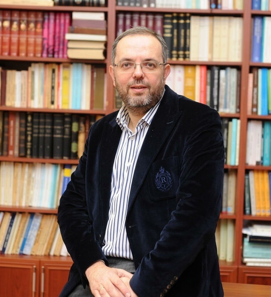 Erhan Afyoncu...

-Türkçü
-muhafazakar
-homofobik
-“Türkiyeli değil Türküm” diyor.
-başıboş sokak köpeklerinin toplatılmasını savunuyor.
-“terörün çözümü diyalog değildir” diyor.
- Selçuk Bayraktar’ın “siyaset üstü” olduğunu düşünüyor.
-ne beton kemalist ne Atatürk düşmanı
-ne